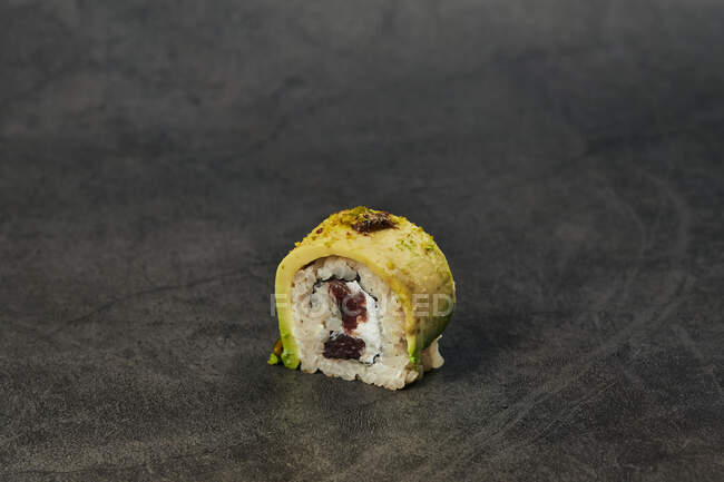 Alto angolo di appetitoso tradizionale giapponese rotolo di sushi con riso avocado crema di formaggio collocato — Foto stock