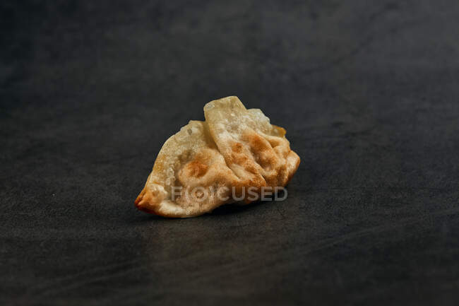 Angle élevé de gyoza frit nourriture orientale traditionnelle placée sur une table grise — Photo de stock