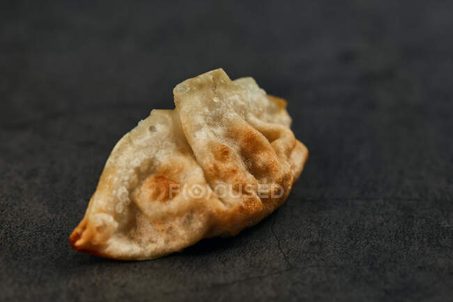 Hohe Winkel der gebratenen Gyoza traditionellen orientalischen Speisen auf grauen Tisch gelegt — Stockfoto
