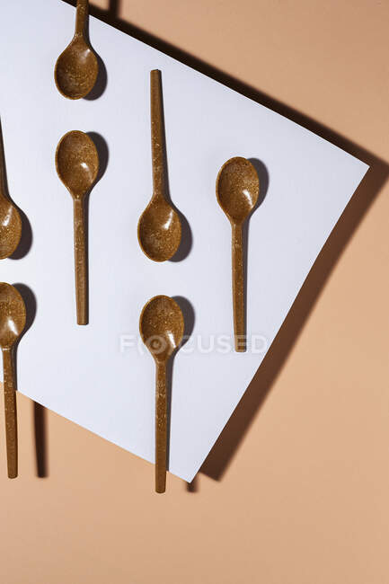 Overhead view of brown eco friendly spoons on pastel background — Stock Photo