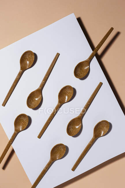 Vista aerea di cucchiai eco friendly marrone su sfondo pastello — Foto stock