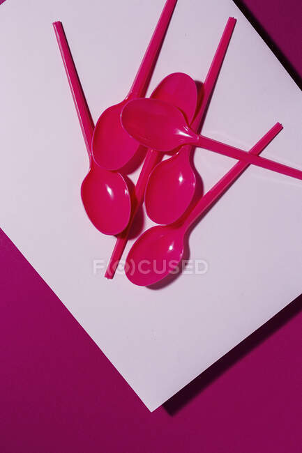 De cima vista de rosa brilhante eco colher amigável no fundo da caixa rosa — Fotografia de Stock