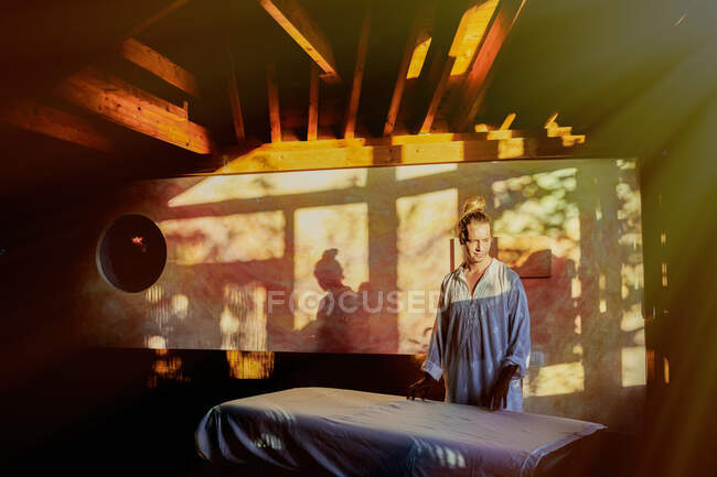 Homme reiki maître debout en studio pour pratiquer la forme japonaise traditionnelle de la médecine alternative énergie guérison — Photo de stock
