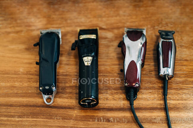 Von oben Sammlung von professionellen elektrischen Haarschneidemaschinen in Friseursalon — Stockfoto