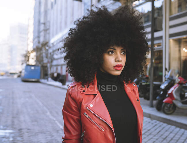 Donna nera con i capelli afro sulla strada — Foto stock