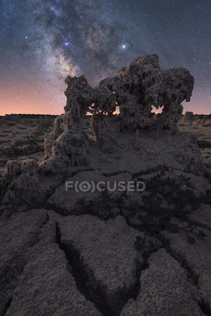 Maestoso scenario di terreno vulcanico con rocce porose e colorata Via Lattea sullo sfondo — Foto stock