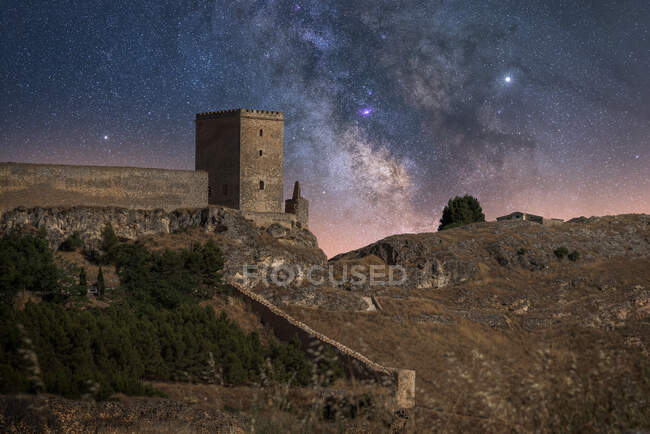 Pintoresco paisaje de restos abandonados del antiguo castillo bajo la Vía Láctea - foto de stock