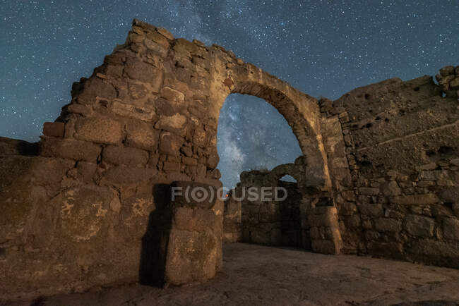 Галактика Млечный Путь через арочный вход старого разрушенного замка ночью — стоковое фото