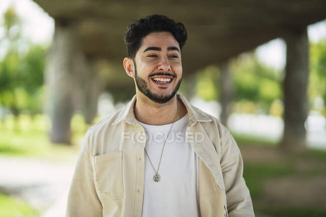 Sonriente hombre étnico de moda en el día soleado - foto de stock