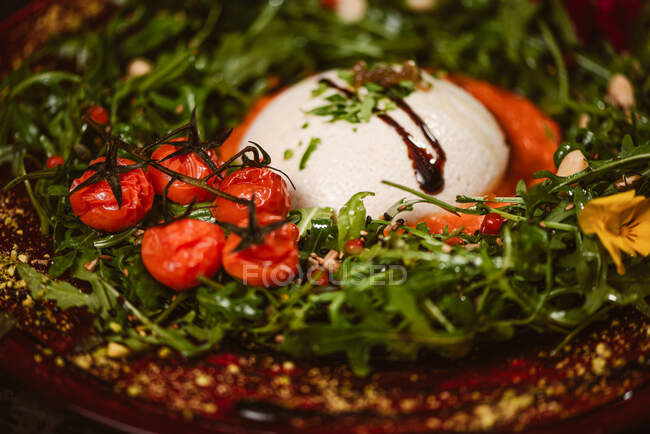 Queijo burrata gostoso em creme de tomate frio com folhas de arugula e tomates cereja com trufas e amendoins — Fotografia de Stock