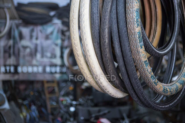 Vari tipi di pneumatici in gomma per la riparazione di ruote di biciclette in garage moderno — Foto stock