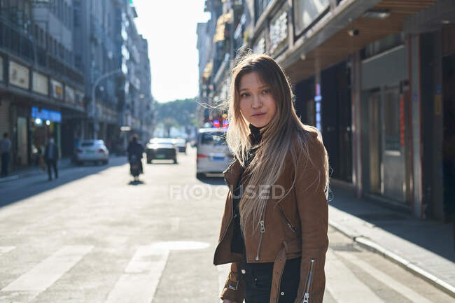 Hermosa chica rubia caminando por el centro de China - foto de stock