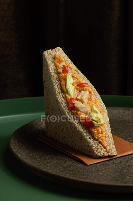 Primer plano de un plato con un sándwich de atún - foto de stock