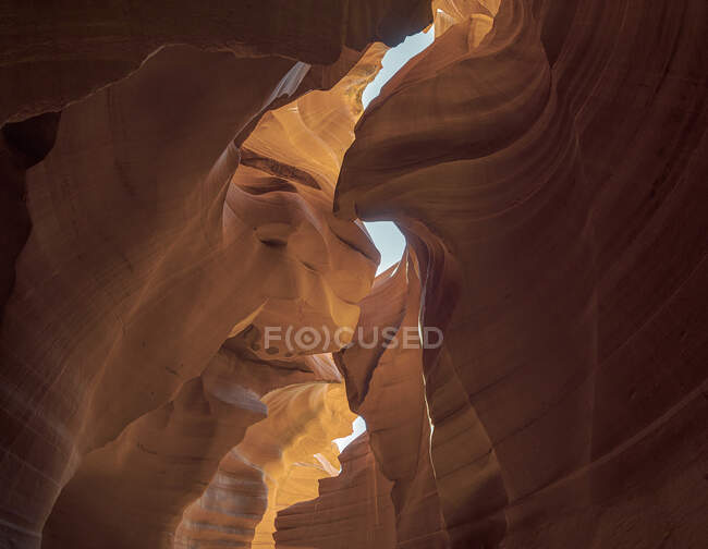 Живописный пейзаж нижнего антилопы слот-каньона с красным песчаником расположен в пустынной засушливой местности Соединенных Штатов Америки — стоковое фото