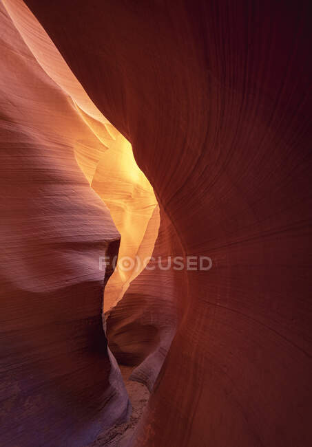Malerische Landschaft der unteren Antilope Slot Canyon mit rotem Sandstein befindet sich in der Wüste trockenen Gelände der Vereinigten Staaten von Amerika — Stockfoto