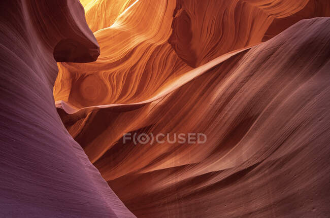 Мальовничий краєвид нижнього каньйону антилопи з червоним пісковиком, розташований у пустельній посушливій місцевості Сполучених Штатів Америки. — стокове фото