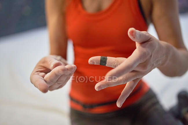 Невпізнавана жінка в спортивному лаві демонструє руки крейдою і кров після тренування в цегляному центрі. — стокове фото