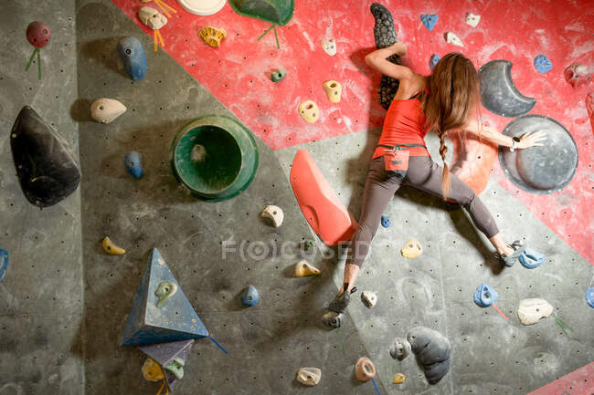 Погляд на сильних жінок - спортсменів у спортивному затишному мурі в сучасному центрі валунів. — стокове фото