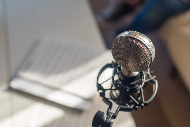 Dall'alto di metallo vintage microfono posto su note musicali durante le prove alla luce del giorno — Foto stock