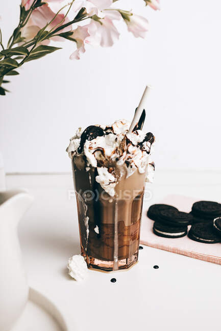 Dolce bevanda gustosa frappe con biscotti al cioccolato su panna montata in cucina leggera — Foto stock
