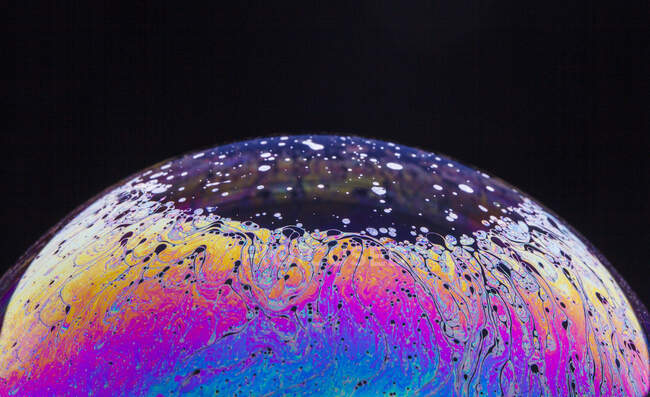 Панорамний вид з круглої бульбашки текстурований фон, що представляє кольорову планету з хвилястими лініями на круглій поверхні на чорному тлі. — стокове фото