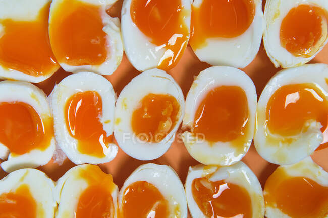 Vista dall'alto di sfondo pieno telaio di uova soffici fresche disposte in file sul tavolo — Foto stock