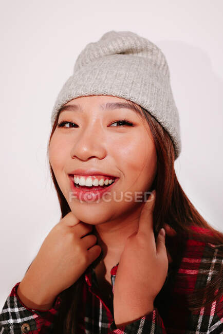 Primer plano retrato de alegre mujer joven asiática mirando la cámara - foto de stock