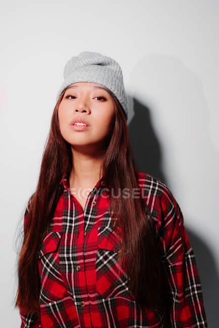 Gros plan portrait de jeune femme asiatique au visage sérieux — Photo de stock