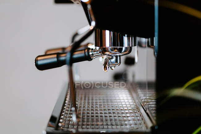 Glänzende Metallportafilter in zeitgenössischer Kaffeemaschine auf der Theke im Café platziert — Stockfoto