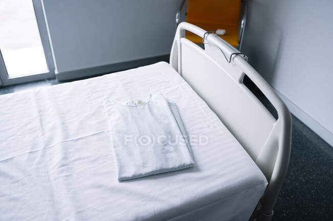 Порожнє ліжко в світлому обладнаному приміщенні в сучасній лікарні — стокове фото