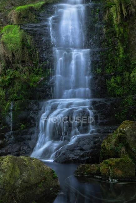 Vista pitoresca da pequena cascata de cachoeira que atravessa a floresta em Cascada de Oneta, Astúrias, Espanha — Fotografia de Stock