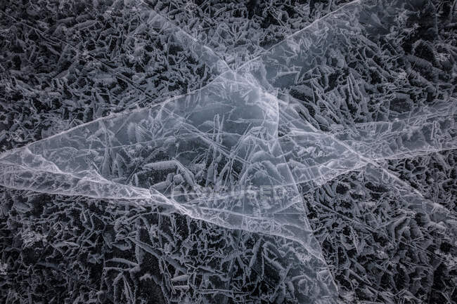 Сверху замерзшей поверхности Байкала с хаотичным рисунком и трещинами в качестве абстрактного фона — стоковое фото