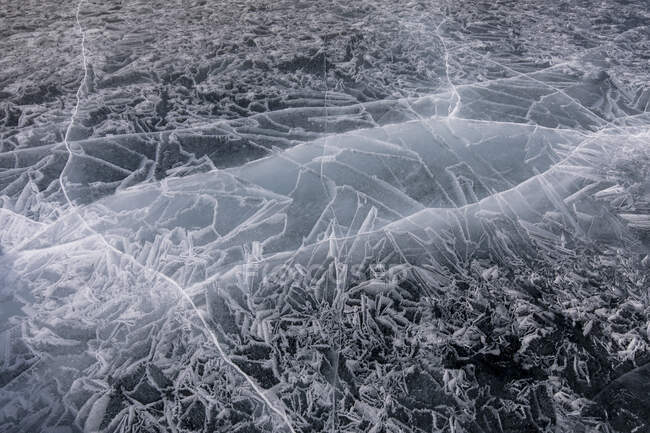 Vista superior patrón abstracto hielo del lago congelado Baikal en día nublado invierno - foto de stock