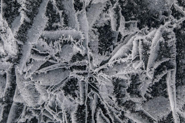 Von oben gefrorene Oberfläche des Baikalsees mit chaotischen Mustern und Rissen als abstrakter Hintergrund — Stockfoto