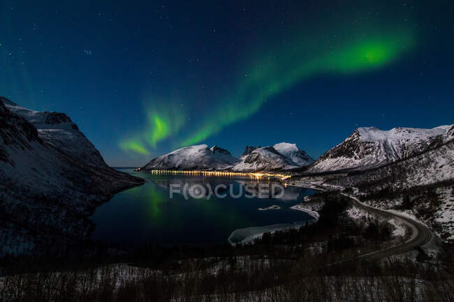 Lago settentrionale di notte Vista sulla foresta settentrionale senza foglie in inverno sotto cielo stellato senza nubi con luce polare. — Foto stock
