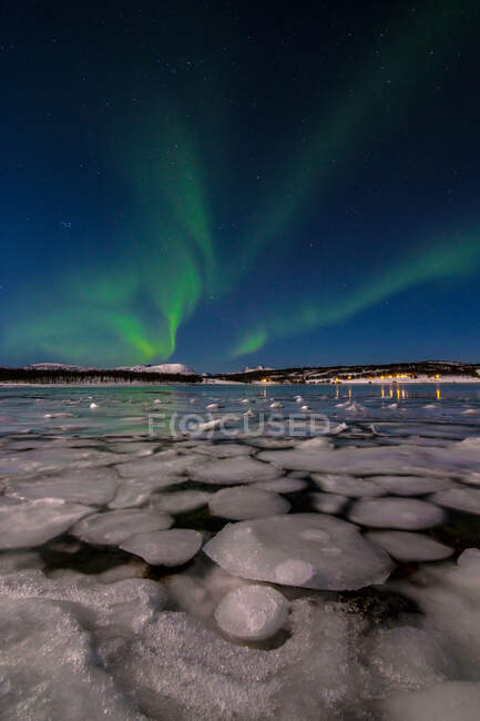 Північне озеро вночі Вид на північний безлистяний ліс взимку під зоряним безхмарним небом з полярним світлом . — стокове фото