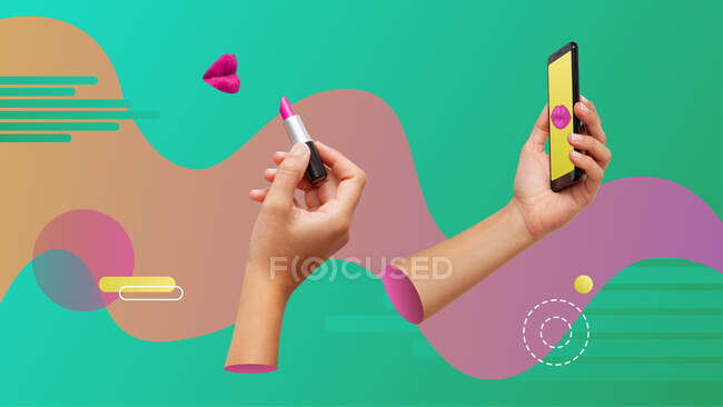 Collage de arte contemporáneo conceptual. Mujer usando un smartphone como espejo y maquillando. - foto de stock