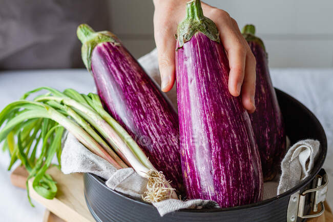 Анонімна людина врожаю готує овочі для приготування здорового обіду з зеленою цибулею на кухні — стокове фото