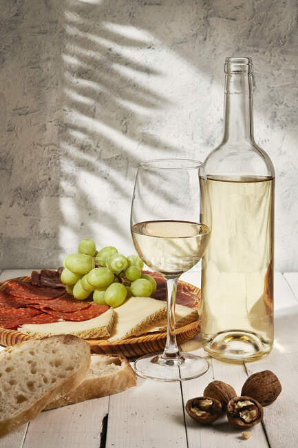 Склад ароматизації білого винного скла подається на столі біля м 