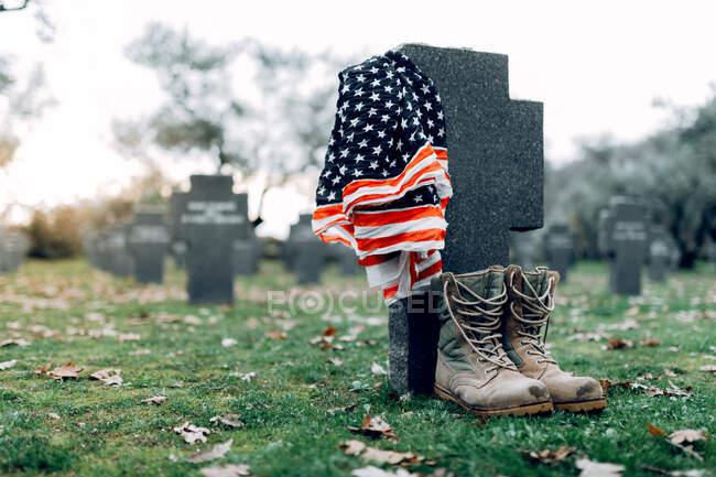 Drapeau national américain et drapeau de l'armée placés sur la pierre tombale dans le cimetière militaire au début de l'automne — Photo de stock