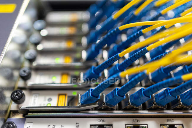 Pannello di controllo dei fili in fibra ottica installati nella sala comunicazioni per fornire l'accesso al processo e alla rete — Foto stock