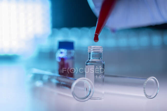 Tubo de vidro de amostra pequena com líquido vermelho no laboratório — Fotografia de Stock