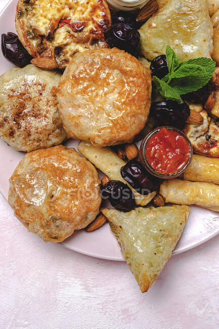 Високий кут асортованих смачних арабських страв з сальсою і свіжими листками м'яти біля мигдалю під час рамадійських свят. — стокове фото
