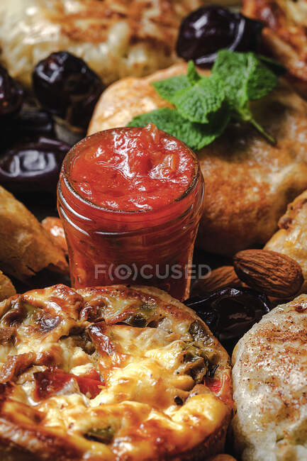 Dall'alto di gustosi manakish vicino assortiti cibo marocchino con salsa e datteri secchi durante le vacanze Ramzan — Foto stock
