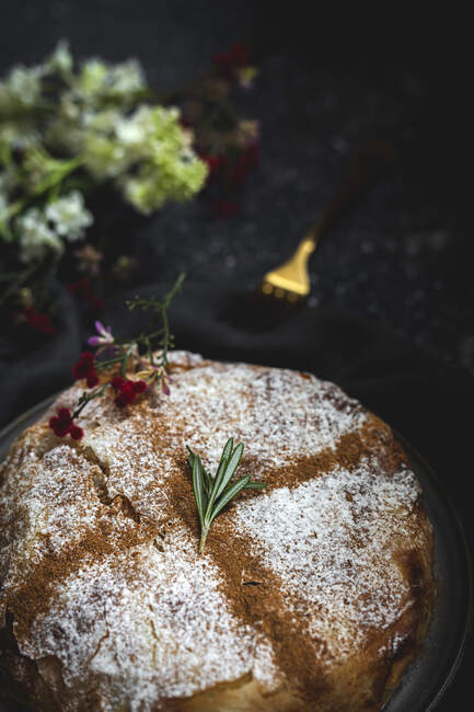 Dall'alto di bastilla appetitosa con spezie aromatiche sul tavolo vicino al ramoscello di fiori durante le vacanze del Ramadan — Foto stock