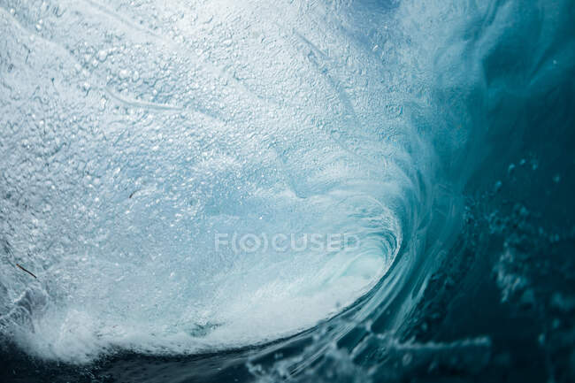 Powerful foamy sea waves rolling and splashing over water surface against — Fotografia de Stock