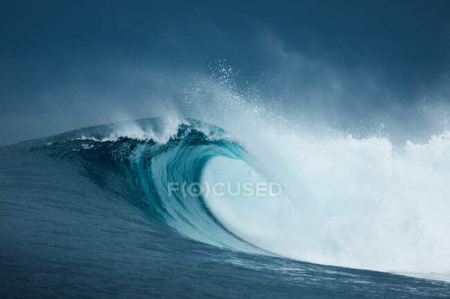 Potenti onde marine schiumose rotolando e spruzzando sulla superficie dell'acqua contro — Foto stock