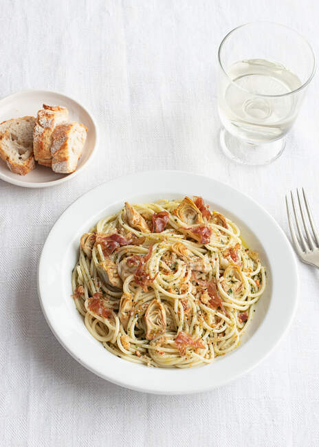 Крупный план тарелки спагетти с артишоками видны сверху — стоковое фото