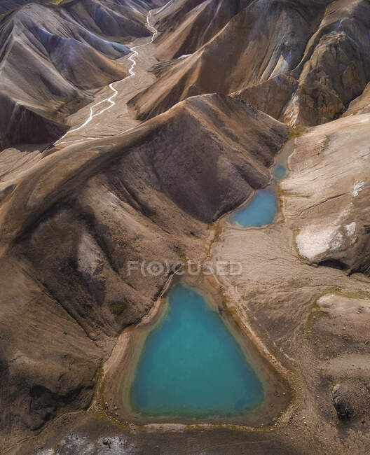 Meraviglioso scenario di lago cristallino circondato da aspre catene montuose coperte di vegetazione secca nelle giornate limpide — Foto stock