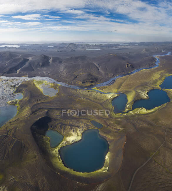 Wunderbare Landschaft von kristallklarem See umgeben von rauen Bergketten mit trockener Vegetation an klaren Tagen — Stockfoto